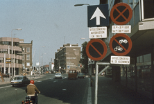 117639 Gezicht in de St. Jacobsstraat te Utrecht, uit het zuiden, met rechts op de voorgrond enkele verkeersborden in ...